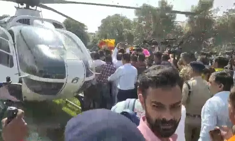 Negligence: There was lapse in security of CM Dhami, crowd of party workers reached the helicopter along with the minister and MLA.