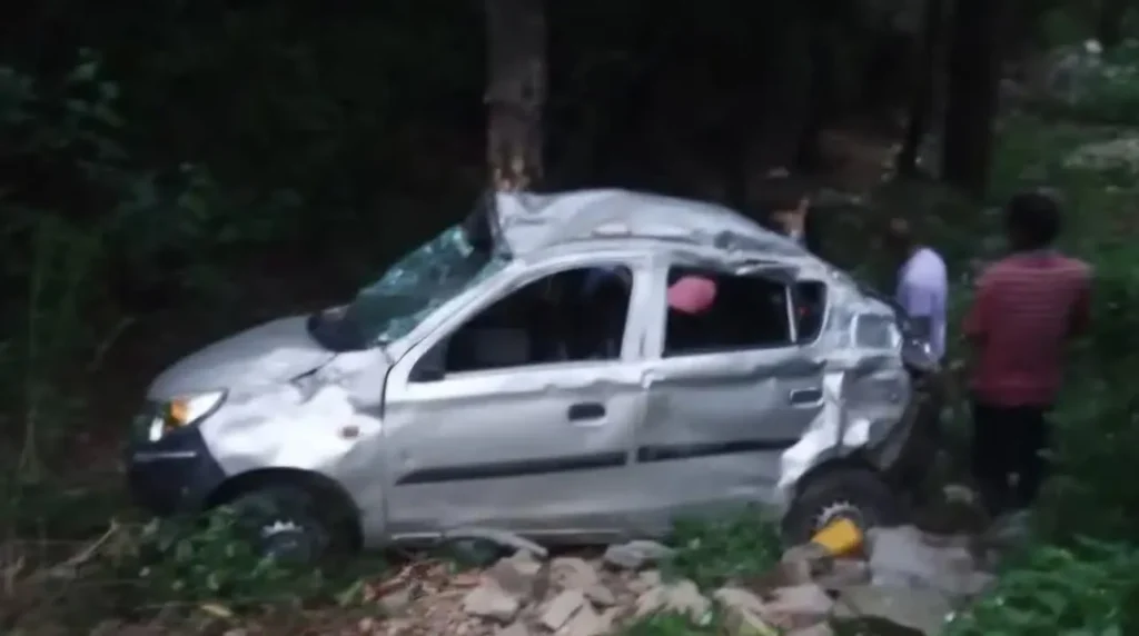 Uttarakhand: A car fell into a gorge here, two died, they were coming after dropping their daughter off.